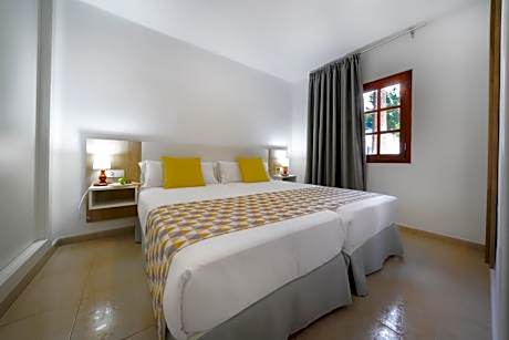 One-Bedroom Apartment with Pool View