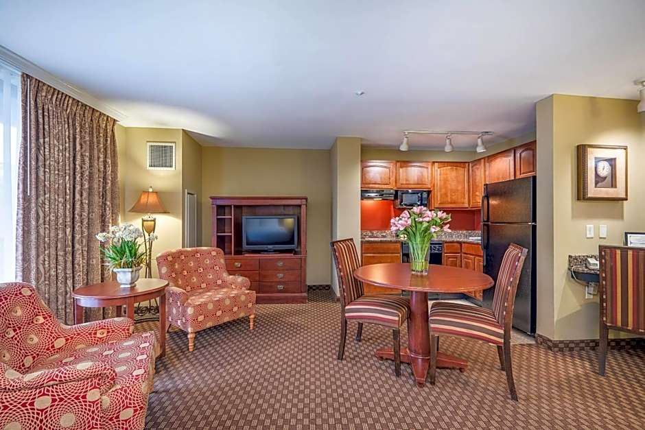 Clarion Collection Arlington Court Suites Hotel