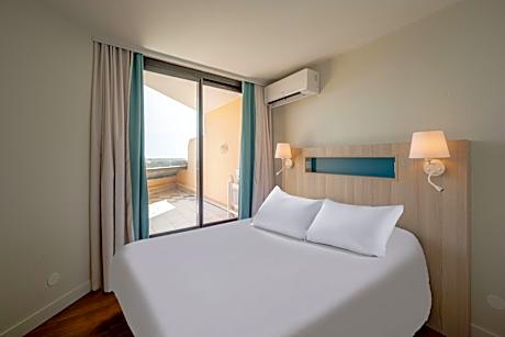 One-Bedroom Apartment with Sleeping Alcove and Terrace or Balcony (7 People)
