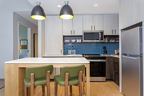 One-Bedroom Queen Suite with Tub - Mobility Accessible