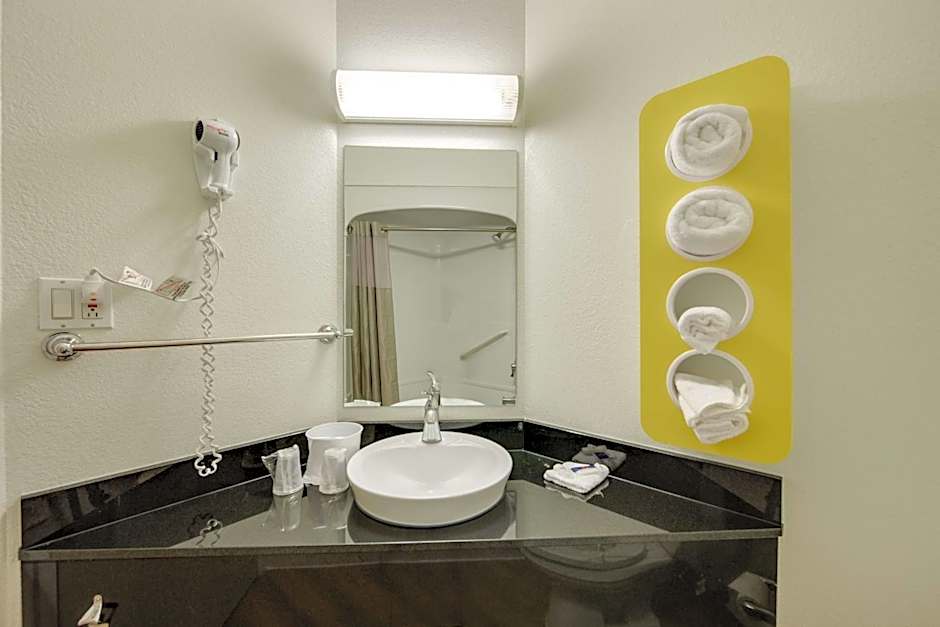 Motel 6-Brampton, ON - Toronto