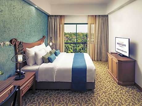 Two-Bedroom Suite Apartment with Balcony