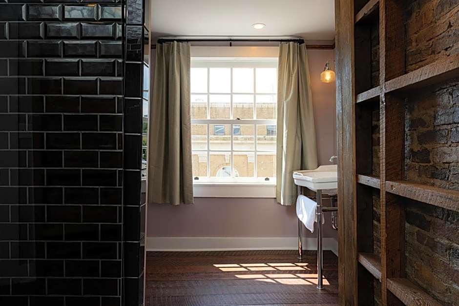 The NuWray Hotel & Carriage House