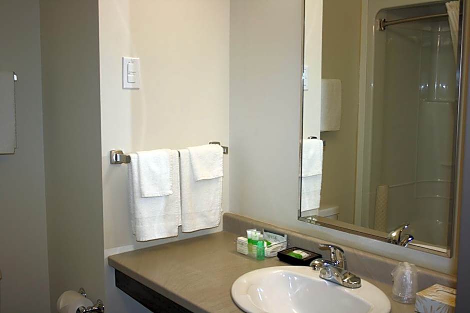 Crossroads Inn & Suites