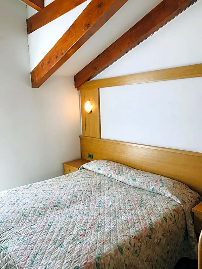 Zdjęcie 1 z 4 — Small Double Room