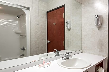 King Room with Roll-in Shower - Mobility Access/Non-Smoking