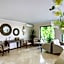 Moonshine Hotel & Suites