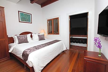 Exclusive Suite (Urban Town House - 164 feet from Hotel)