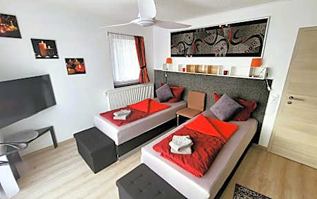 APARTMENTHAUS "AM KORNFELD" - 10 Gästewohnungen mit 1-3 Schlafzimmern, 40 Betten, Raucherbalkon, Reinigungs- & Wäscheservice, Grillgarten, Parkplatz