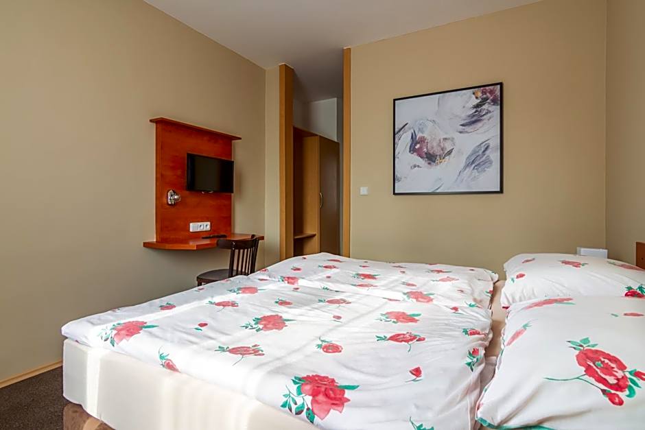Photo 1 of 4 of Triple Room