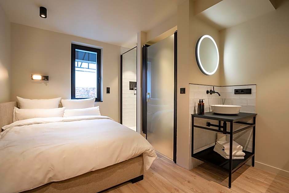 THE ADAMS - Self Check In Hotel