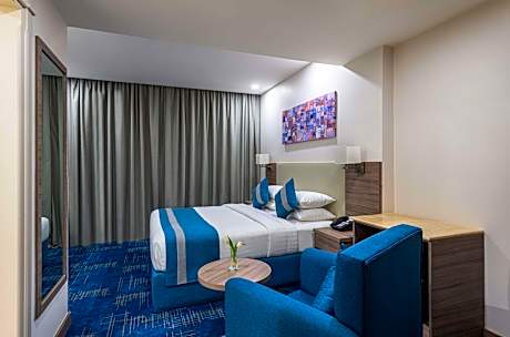 Business Apartment with King Bed and View - Non-Smoking