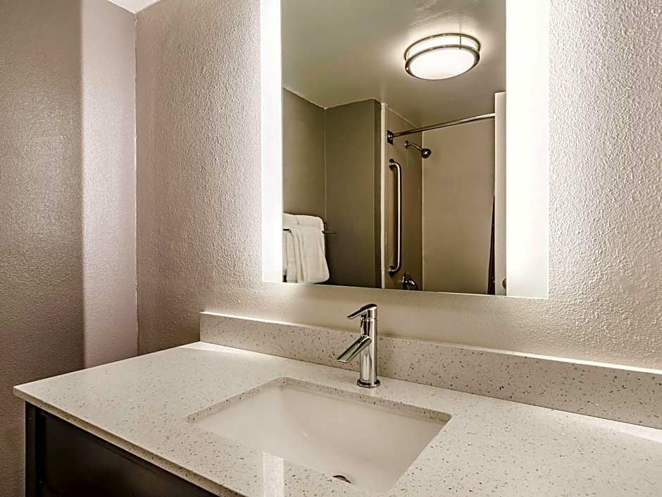 La Quinta Inn & Suites by Wyndham Warwick-Providence Airport