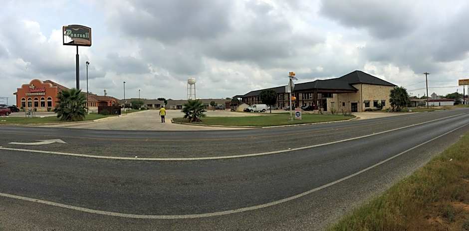Pearsall Inn and Suites