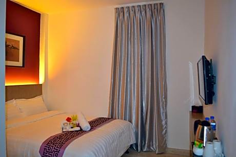Deluxe Queen Room