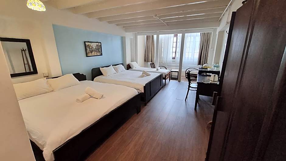 HEEREN BY THE RIVER HOTEL