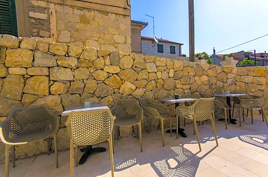 Hostel Dvor