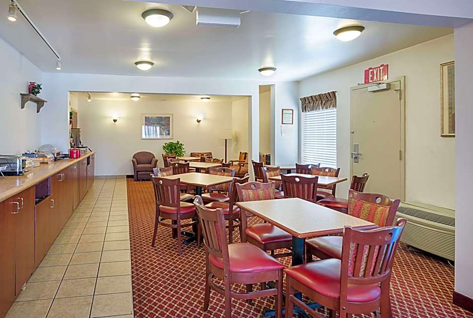 Econo Lodge Inn & Suites