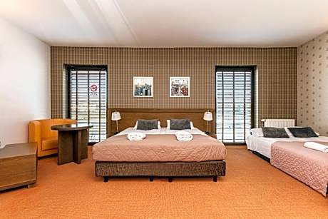 Quadruple Room with Private Bathroom