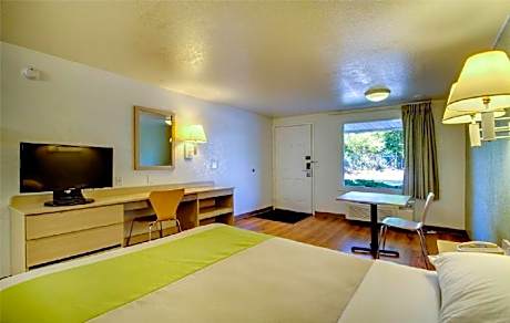 1 Queen Bed, Suite, Smoking