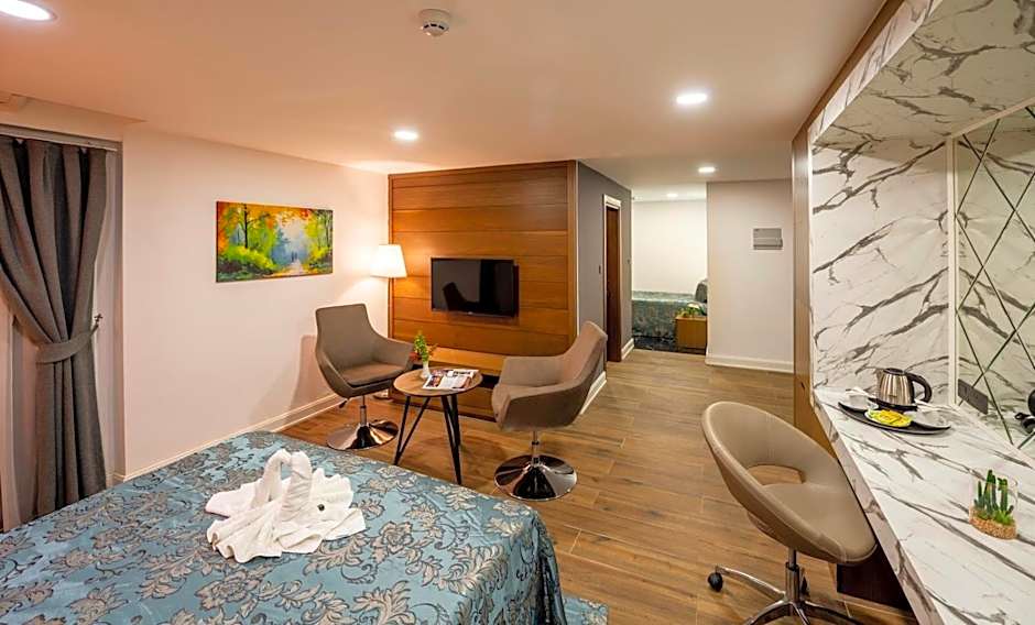 Novel Centre Point Hotel