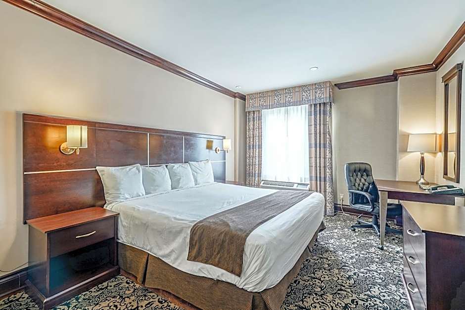 Woodbine Hotel & Suites