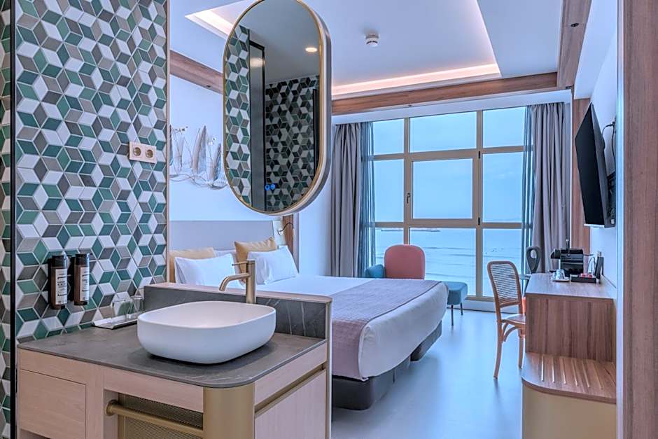 Photo 1 of 7 of Superior 1 King Bed, Sea View