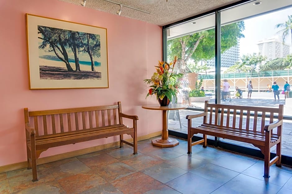 Kuhio Banyan Hotel (with Kitchenettes)