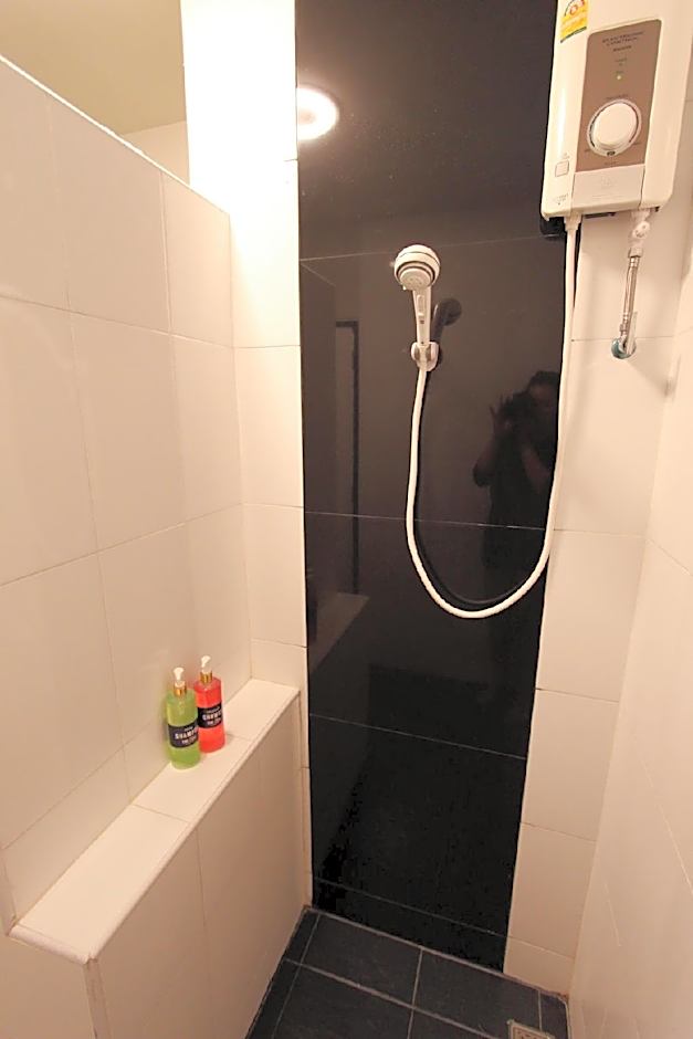 The Zell Budget Hotel Buriam