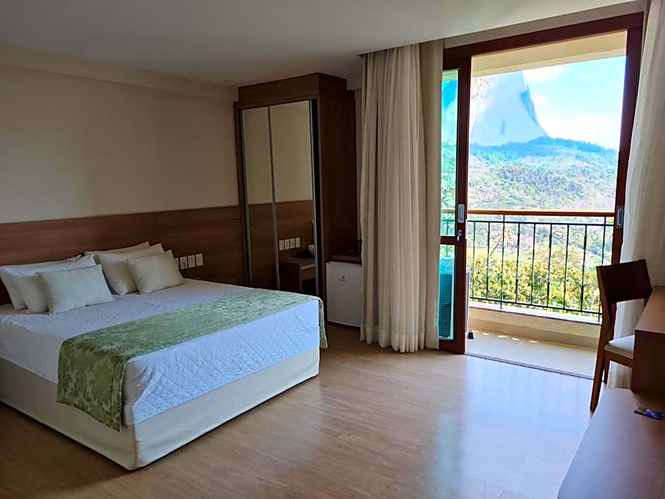 Vista para Pedra Azul e TV de 85''