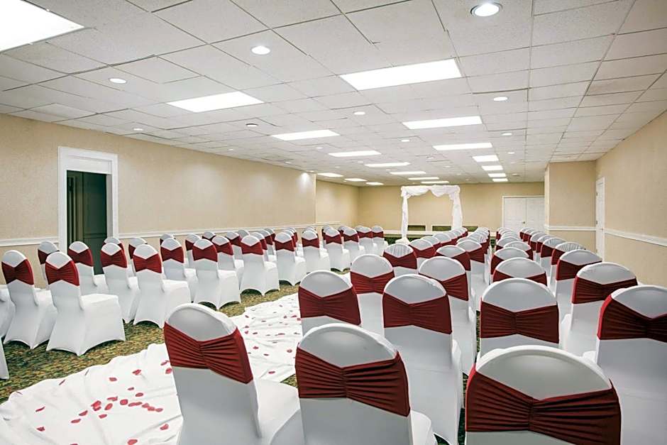 Ramada by Wyndham & Suites Warner Robins