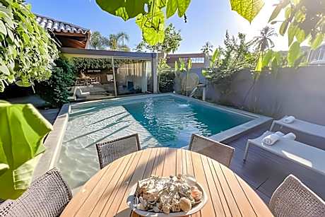 Casa com piscina aquecida, cozinheira, 30m do mar