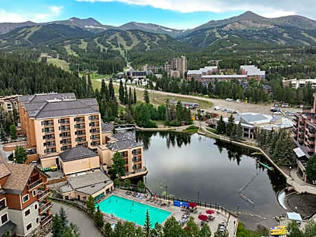 NEW! Marriott Slope View Ski & Summer Luxury Studio Sleeps 4 Full kitchen, Amenities & Paid Parking