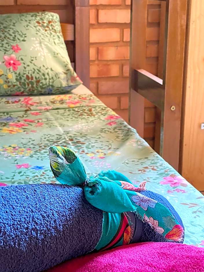 Pousada São Jorge 1 MIN A PÉ DA PRAIA Casa de família, simples e aconchegante, Na Av principal da praia café disponível até 12hs cozinha completa e churrasqueira disponível para uso ar cond das 20hs as 8 30