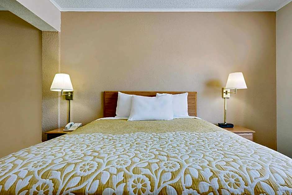 Days Inn by Wyndham Fairmont
