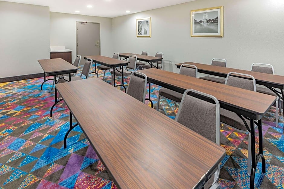 La Quinta Inn & Suites by Wyndham Houston Southwest