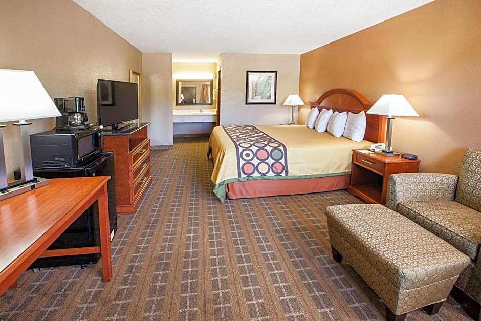 Super 8 by Wyndham Clinton