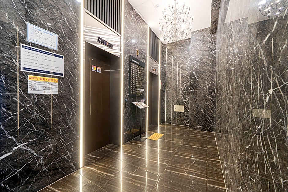 Ashton Hotel