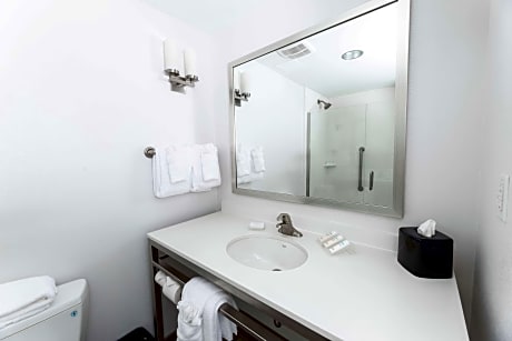 2 Queens Premium W/In-Room Drinks-Snacks