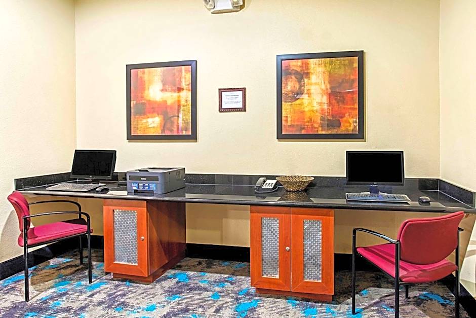 La Quinta Inn & Suites by Wyndham Denver Gateway Park