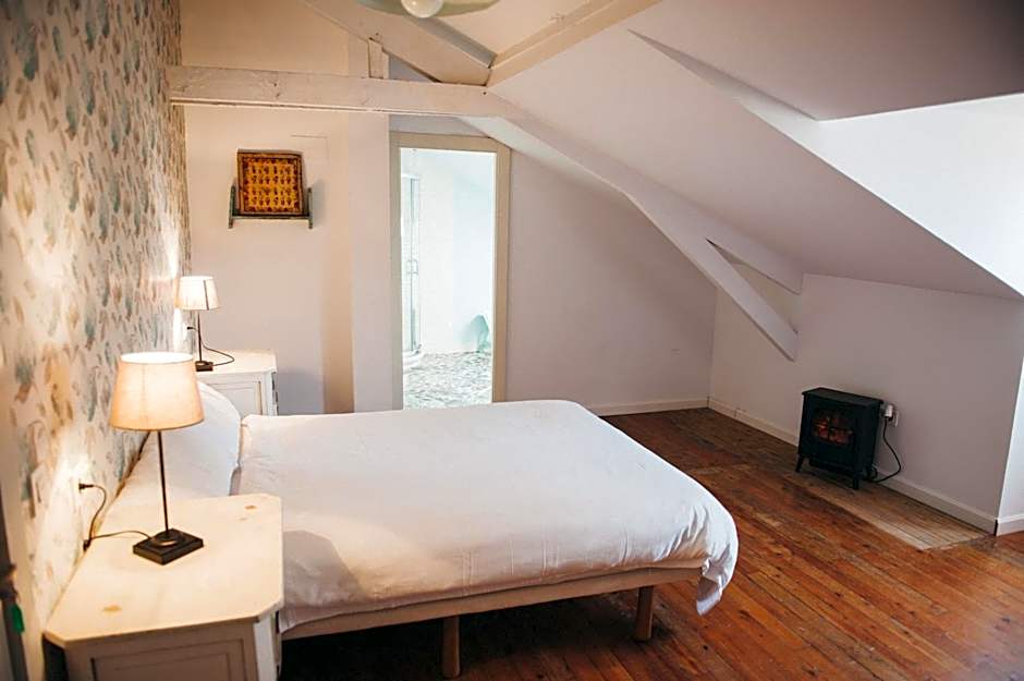 Alamar Salinas House