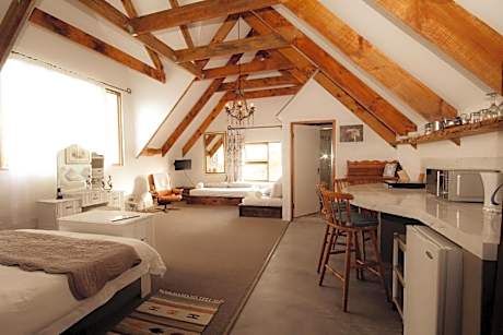 TNiqua Stable Inn