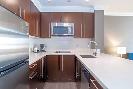 Grand Jacuzzi Suite, 1 King Bed, Sofa Bed, Kitchen, W/D, Balcony, View