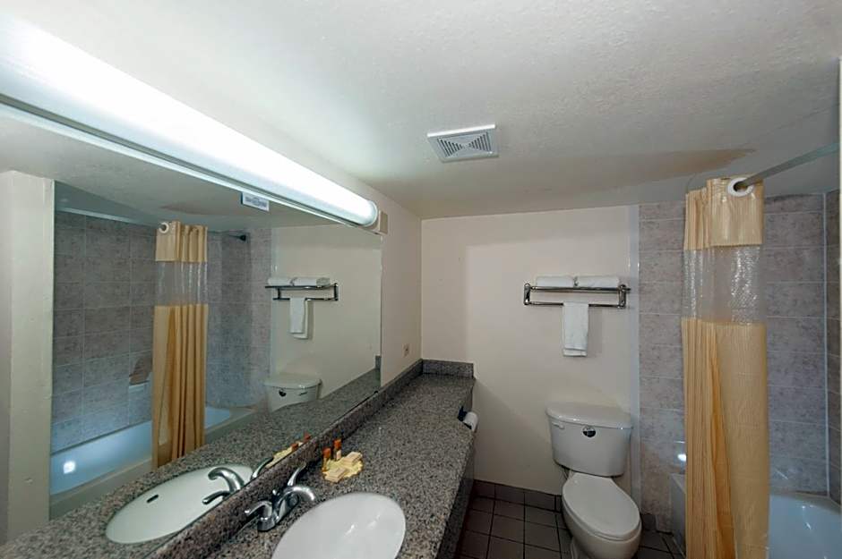 Days Inn & Suites by Wyndham Laredo