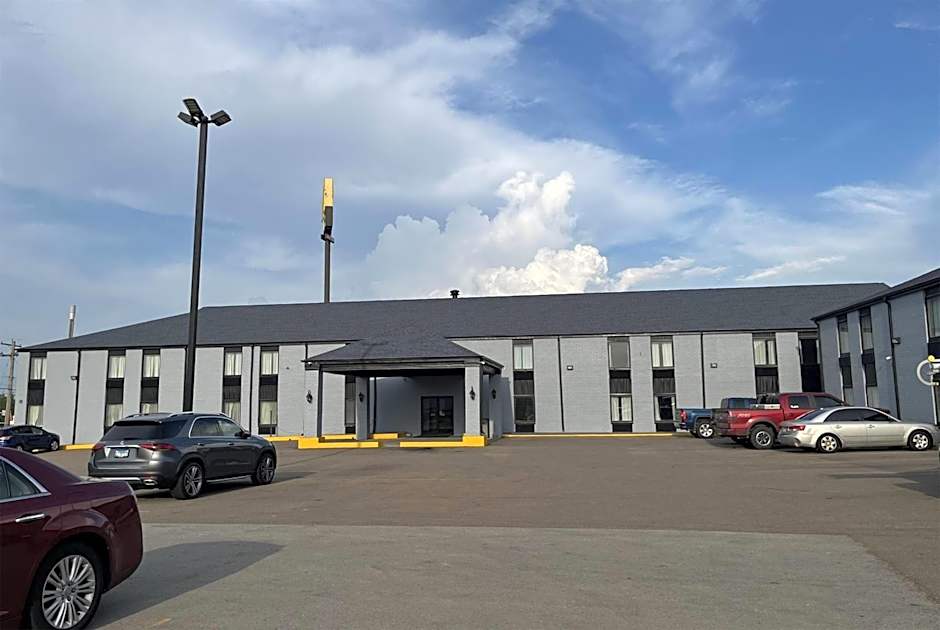 Days Inn & Suites by Wyndham Bloomington/Normal IL