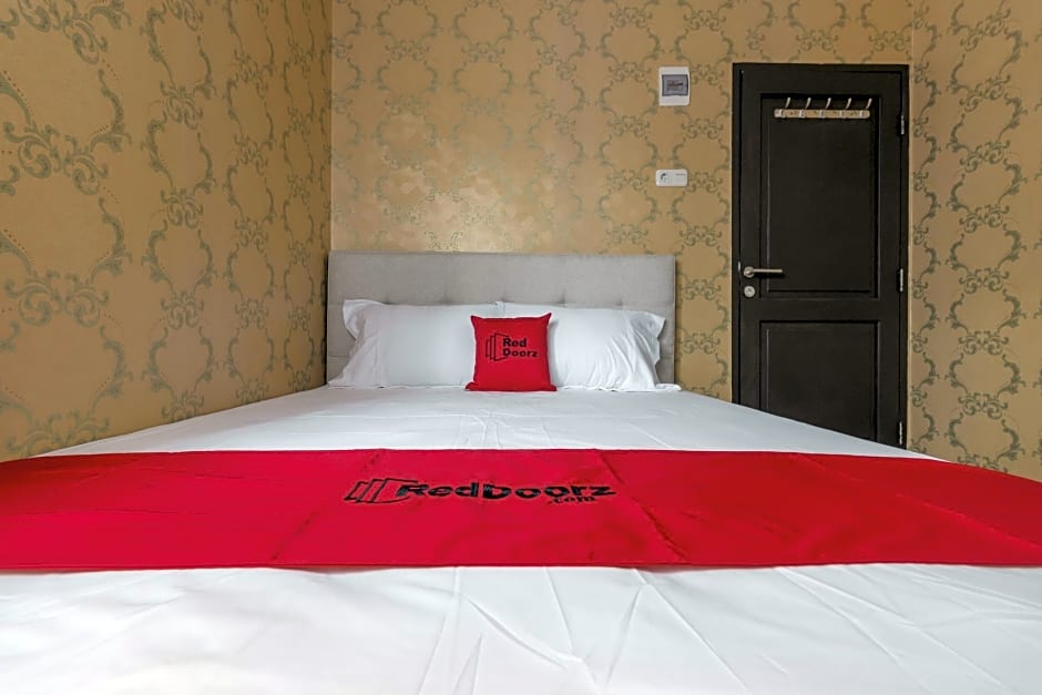 RedDoorz Plus @ Cipete Damai