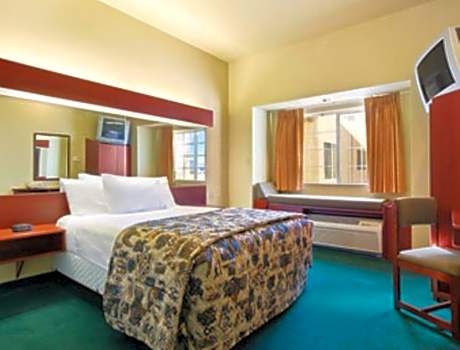 Queen Studio Suite - Non-Smoking