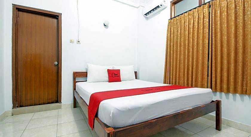 RedDoorz Plus near Alun Alun Selatan