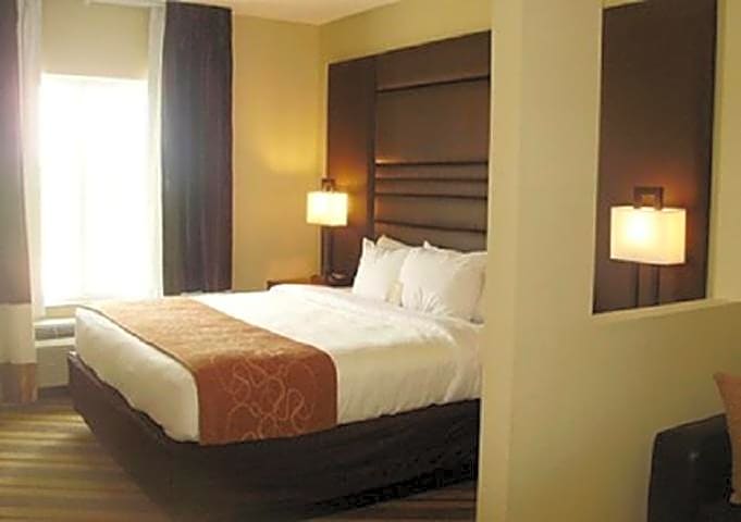 Comfort Suites near Tanger Outlet Mall