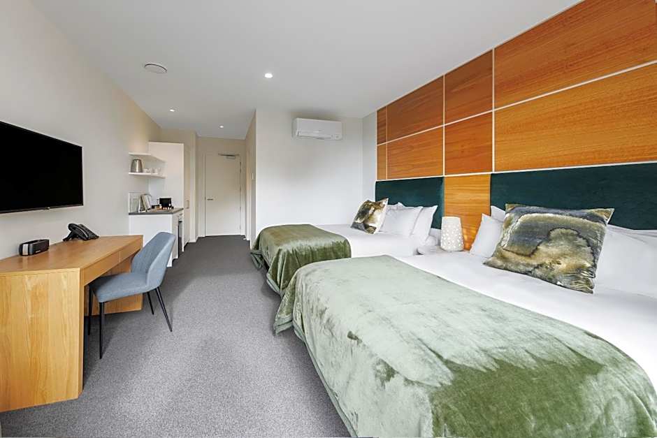 Hidden Lake Hotel & Apartments